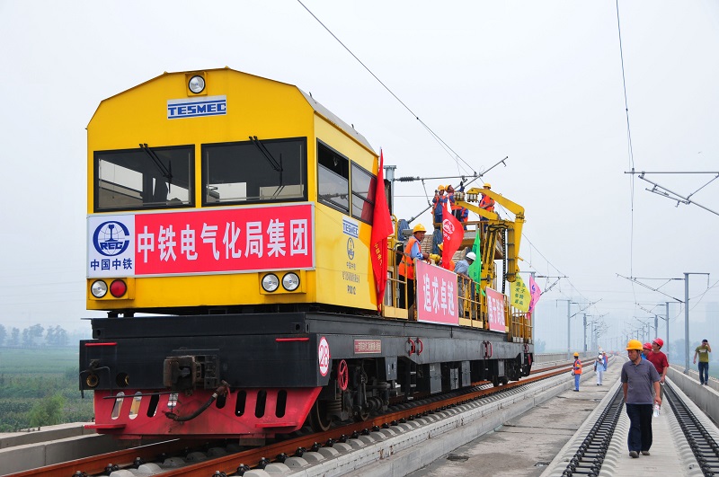 1-2  图为津秦铁路客运专线接触网导线架设作业现场。 李朝臻摄.jpg